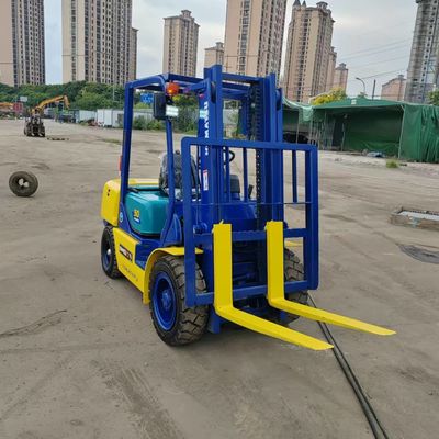 品質  Komatsu FD30 Used Forklift Two Stage Material Handling Equipment 3 Ton 工場