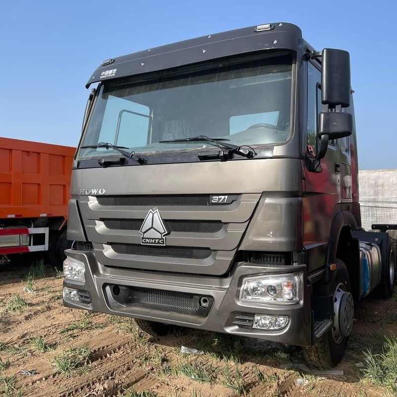 高速ディーゼル 中古 トラクタートラック 6x4 シノトラック ホウ 371hp 375hp マニュアルディーゼル