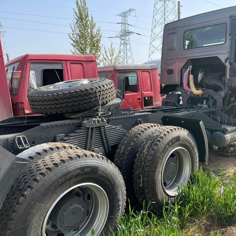 高速ディーゼル 中古 トラクタートラック 6x4 シノトラック ホウ 371hp 375hp マニュアルディーゼル