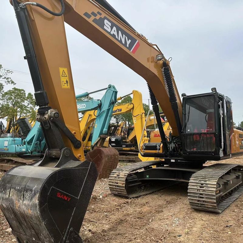 中古のSANY Digger SY215C 中型クローラー掘削機で使用された21.5