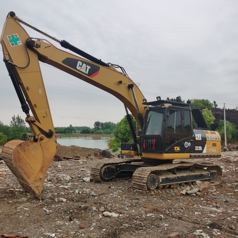 古い掘削機 CAT 323DL 二手掘削機 23 トン 110kw 1.2m3 バケツ