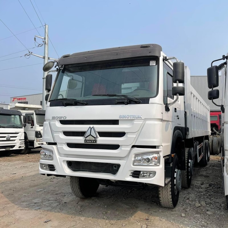 復旧したホーヴォ 375 シノトラック ホーヴォ 8x4 ダンプトラック ティッパー 40T マニュアルディーゼル