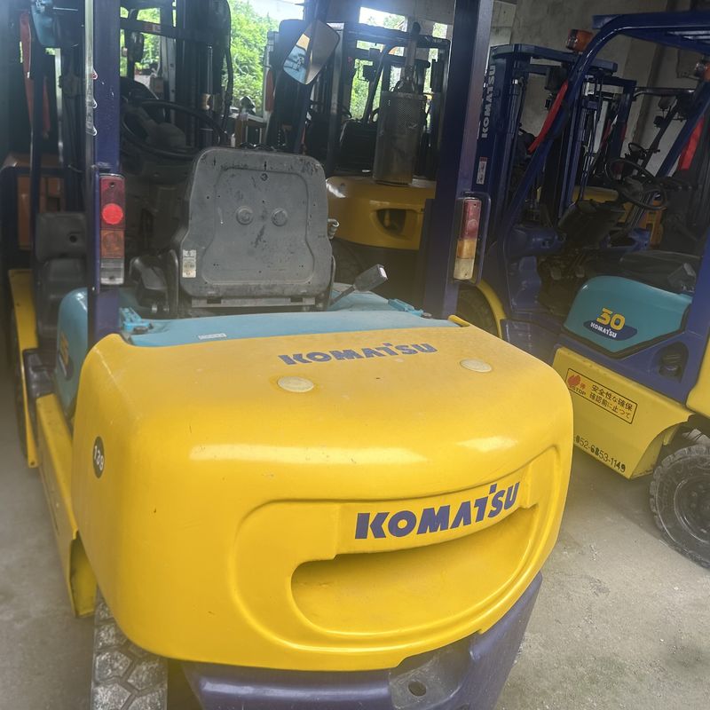 コマツー FD25 中古フォークリフト 3段階物資処理装置 2.5 トン