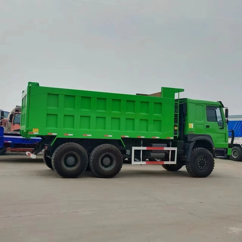 中古のダンプトラック ホウ 371hp シノトラック ホウ 6x6 チッパー 6 ホイラー マニュアルディーゼル