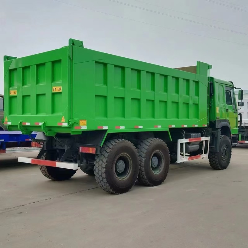 中古のダンプトラック ホウ 371hp シノトラック ホウ 6x6 チッパー 6 ホイラー マニュアルディーゼル