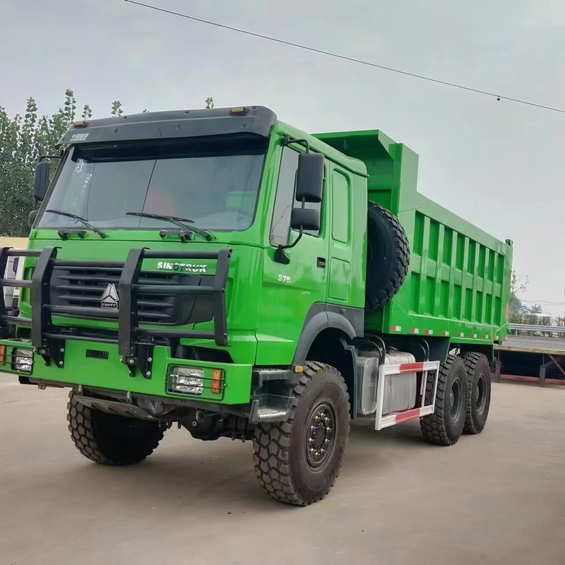 中古のダンプトラック ホウ 371hp シノトラック ホウ 6x6 チッパー 6 ホイラー マニュアルディーゼル
