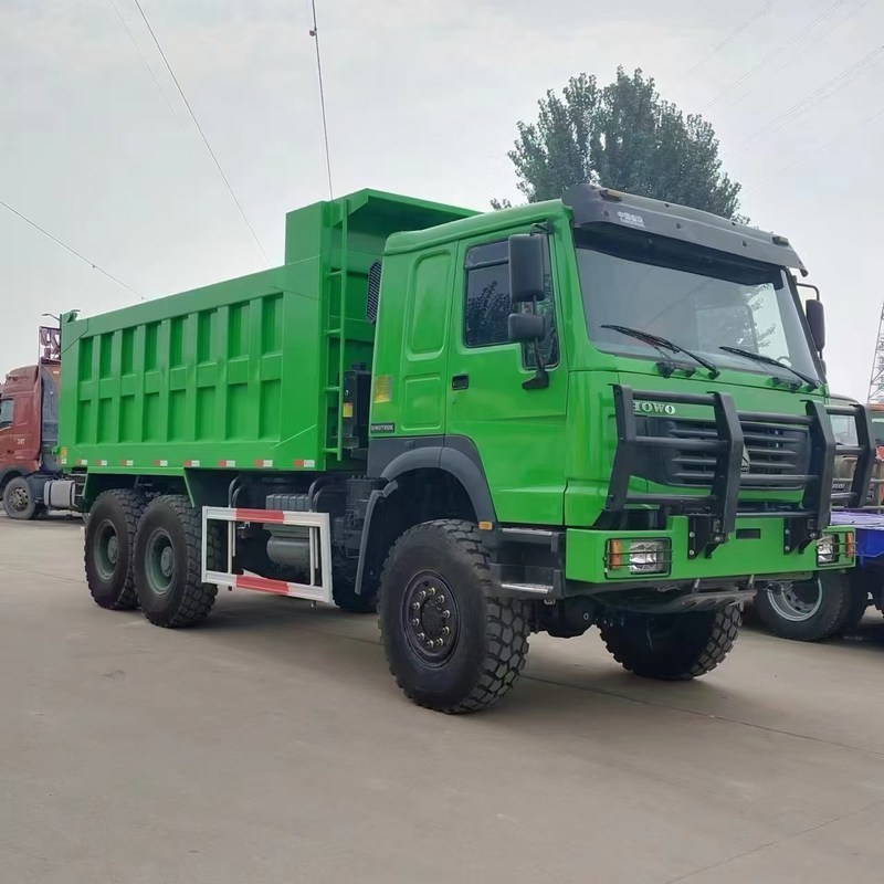 中古のダンプトラック ホウ 371hp シノトラック ホウ 6x6 チッパー 6 ホイラー マニュアルディーゼル