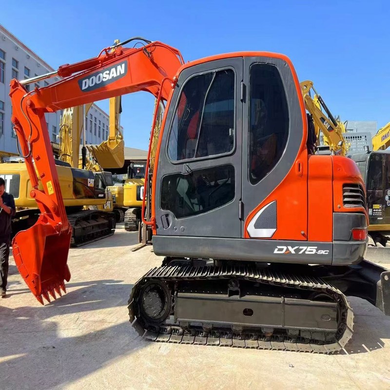 中古ドーサンDX75 コンパクト 汎用 ミニ 中古掘削機 39.7kw 0.28m3バケツ