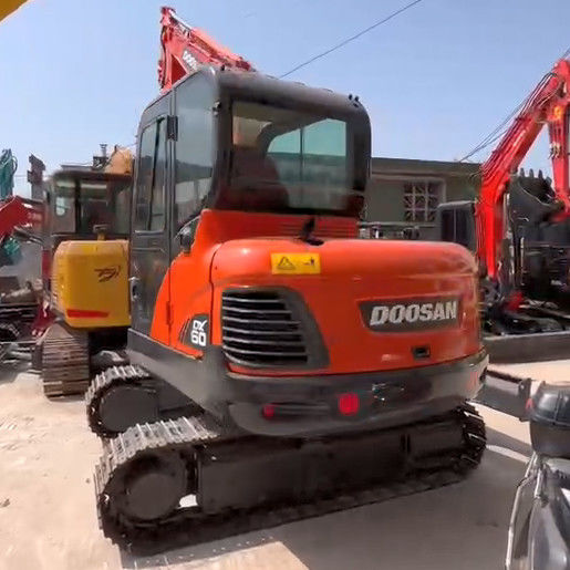 中古の Doosan DX60 6トンのミニトラック掘削機 小規模作業用