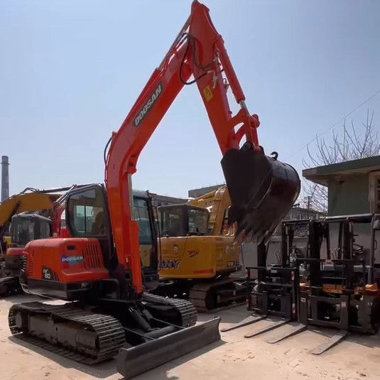中古の Doosan DX60 6トンのミニトラック掘削機 小規模作業用