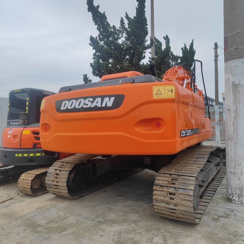 中古 Doosan DX225 ディガー 22.5トン 中型クローラー掘削機 157kw