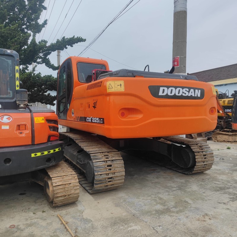 中古 Doosan DX225 ディガー 22.5トン 中型クローラー掘削機 157kw