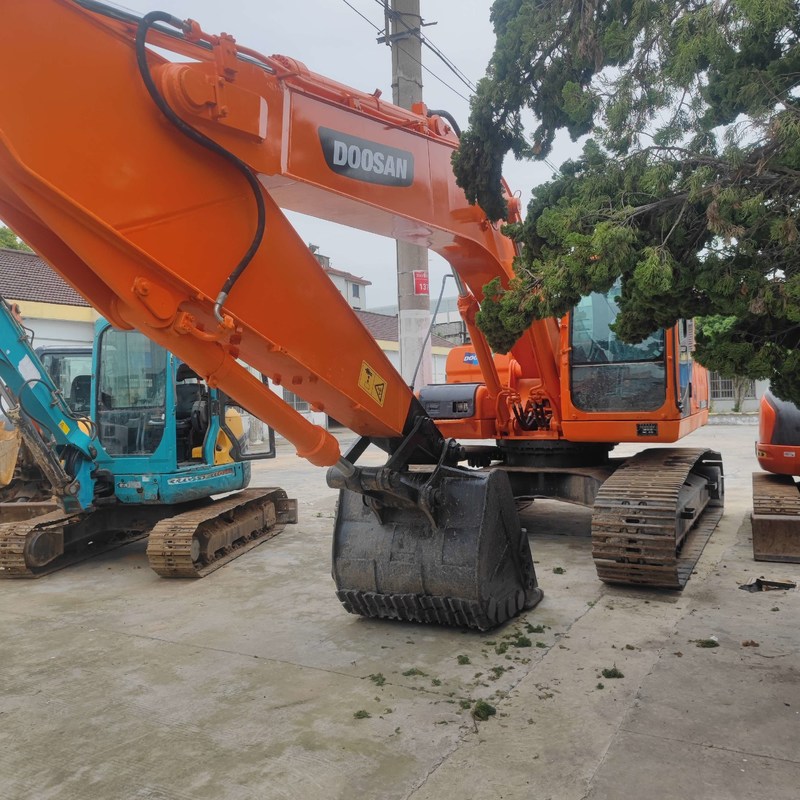 中古 Doosan DX225 ディガー 22.5トン 中型クローラー掘削機 157kw