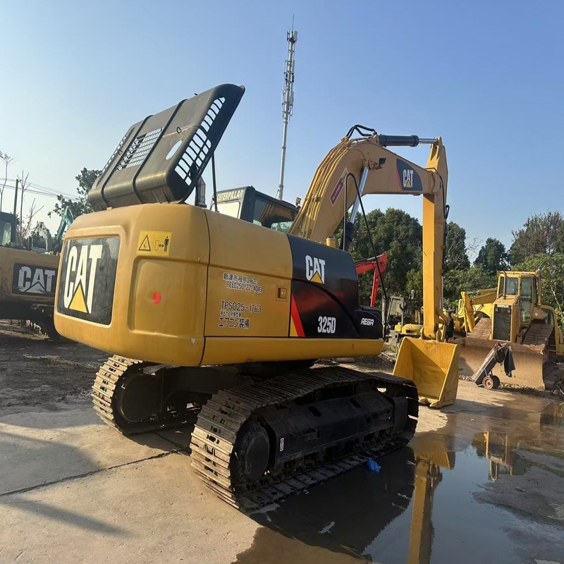 25 トン使用掘削機 CAT 325D クローラー ディガー 140kw 1.4m3 バケット付き