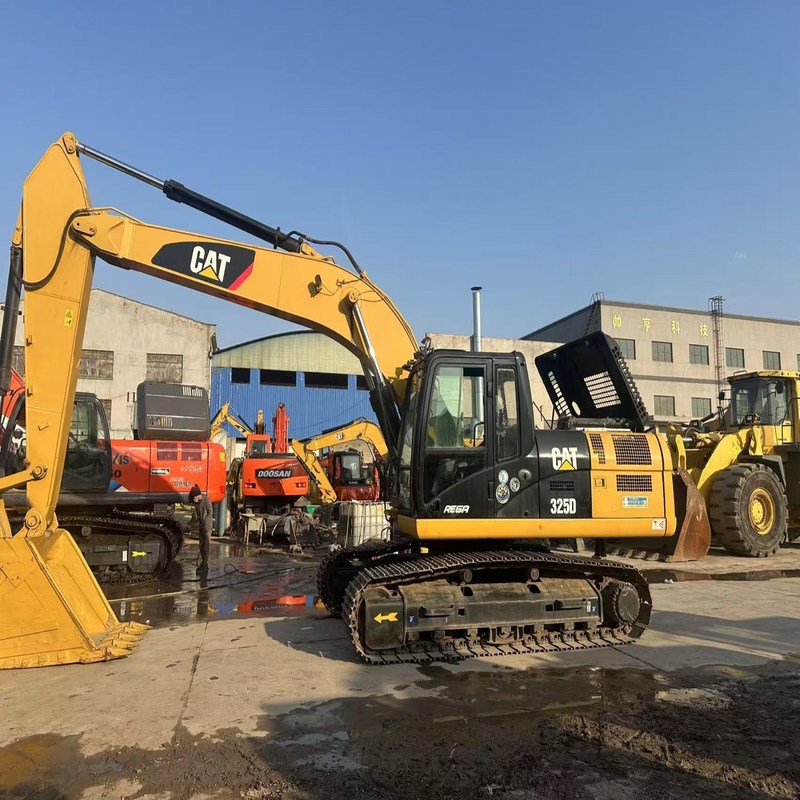 25 トン使用掘削機 CAT 325D クローラー ディガー 140kw 1.4m3 バケット付き